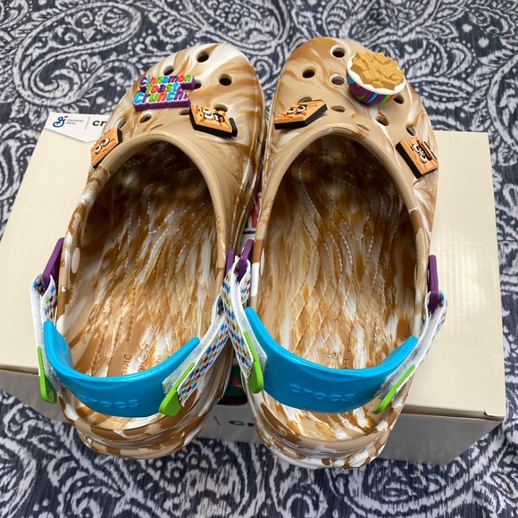 CROCS - New Cinnamon Toast Crunch Limited Edition + SIX Extra Charms FREE - Picture 6 of 10